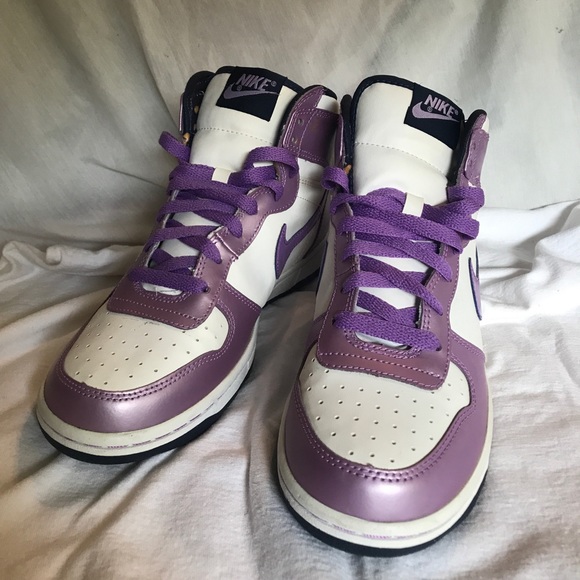 Women’s Nikes - Picture 2 of 6